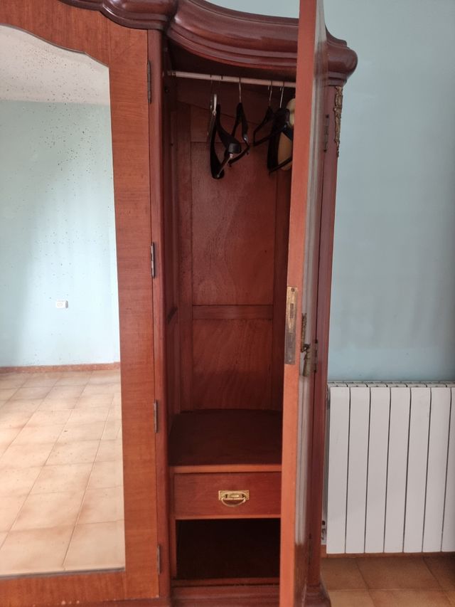 Armario antiguo de madera