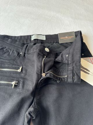 Pantalones cropped negros con cremalleras