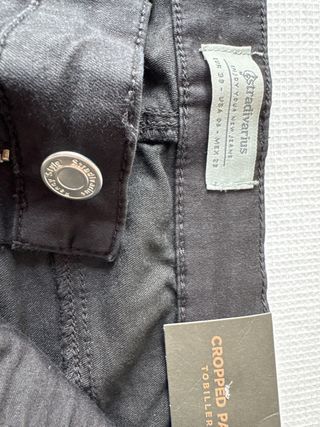 Pantalones cropped negros con cremalleras