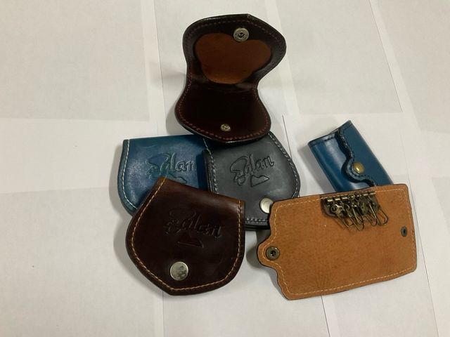 Monederos llaveros piel de vaquetilla 25 € unidad