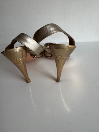 Sandalias Louis Vuitton doradas