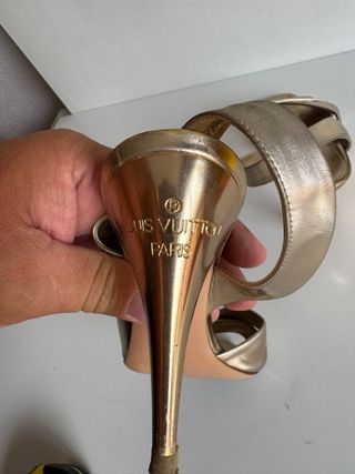 Sandalias Louis Vuitton doradas