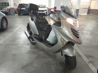 Kymco 150cc - Scooter plata en muy buen estado