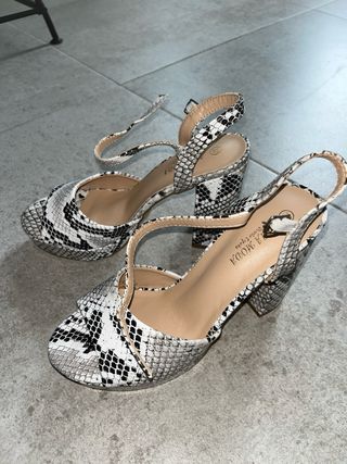 Tacones serpiente