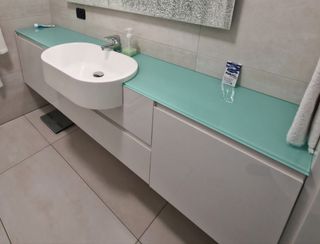 Mobile bagno con piano in vetro