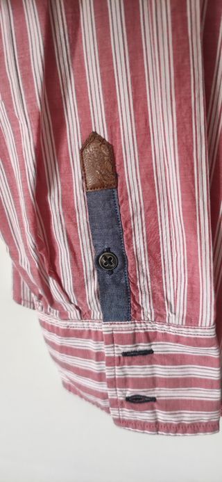 Camisa roja y blanca a rayas