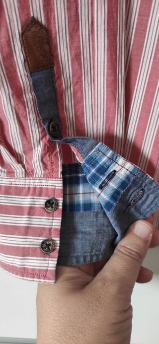 Camisa roja y blanca a rayas