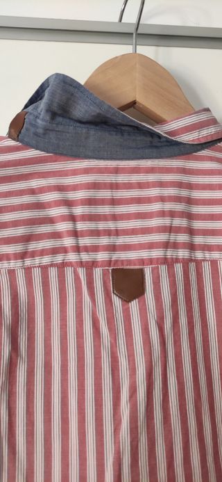 Camisa roja y blanca a rayas