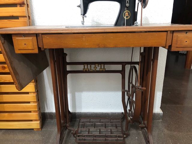 Máquina coser Alfa antigua