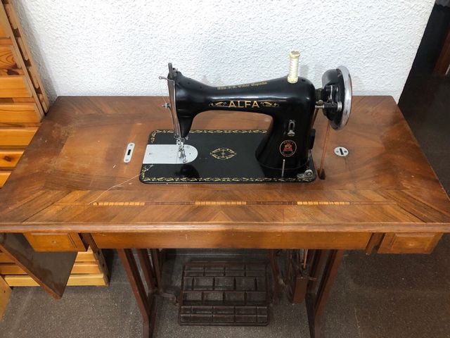 Máquina coser Alfa antigua