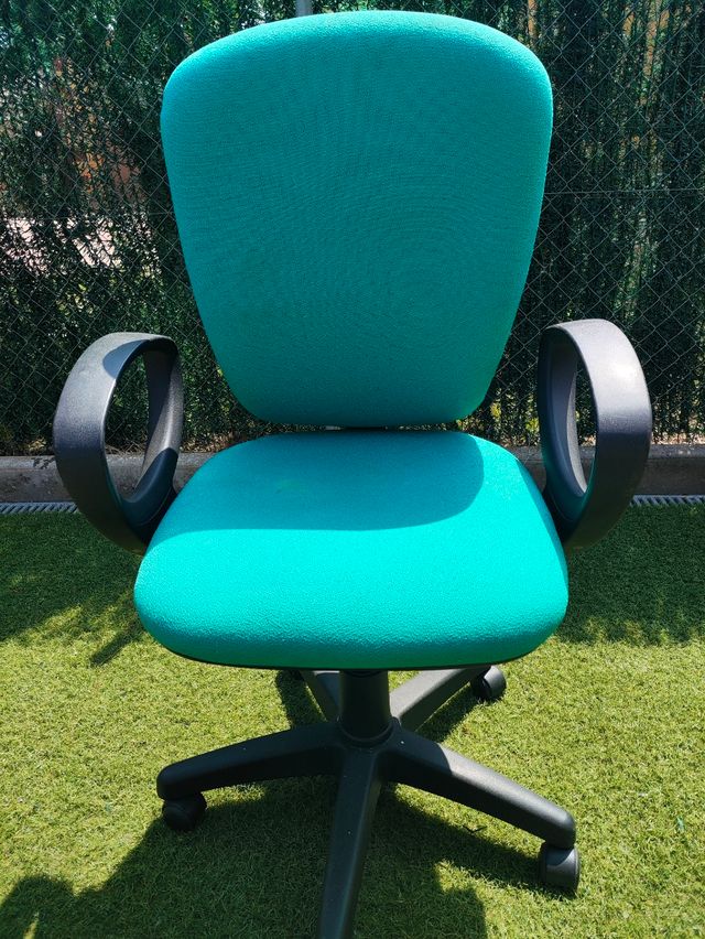 Silla oficina turquesa, con ruedas y respaldo