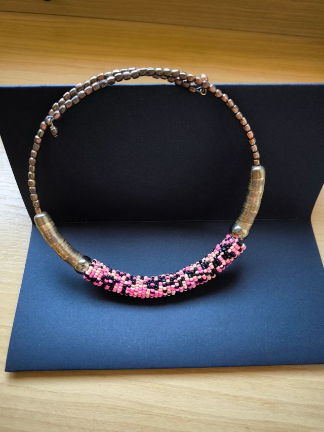 Gargantilla de cuentas rosa y dorado