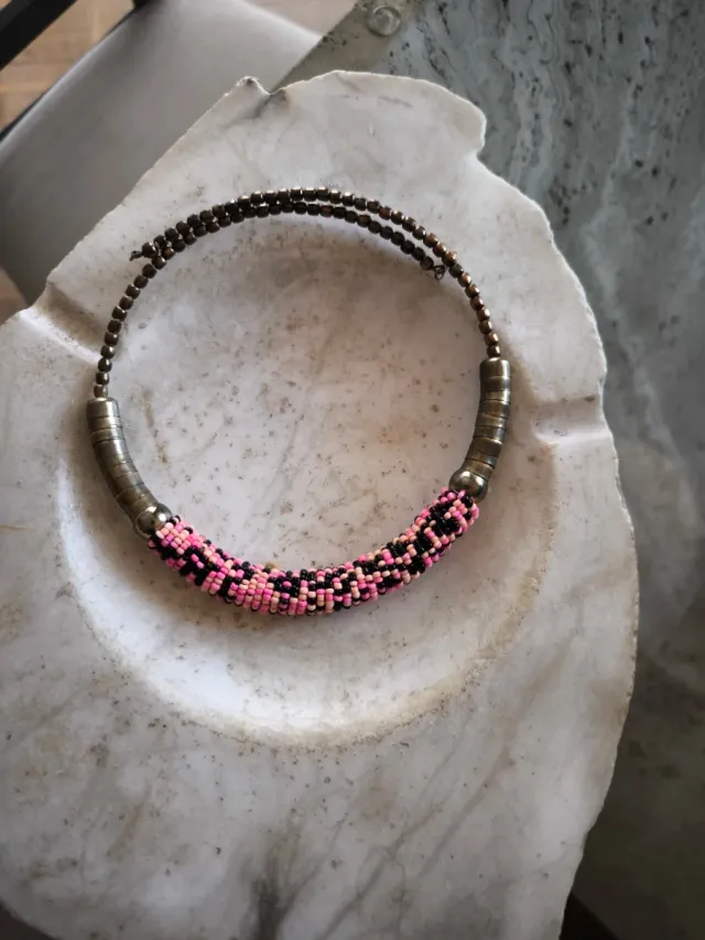 Gargantilla de cuentas rosa y dorado