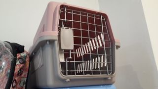 Transportadora animal rosa e cinza