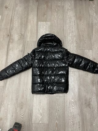 Chaqueta Moncler negra brillante talla M hombre