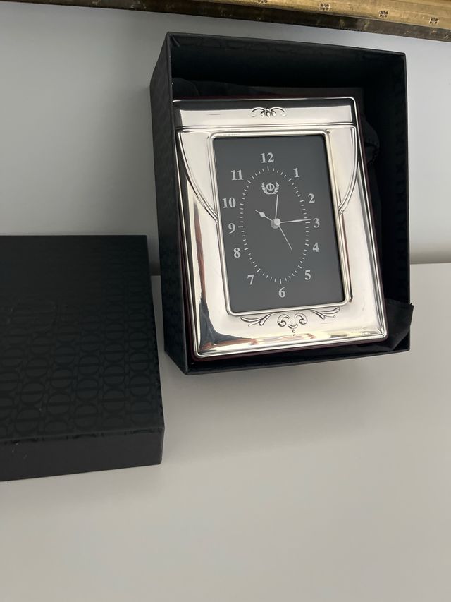 Reloj plata sobremesa