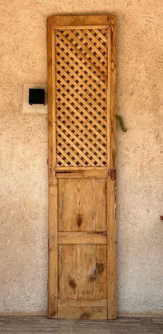 Puerta alacena antigua de madera