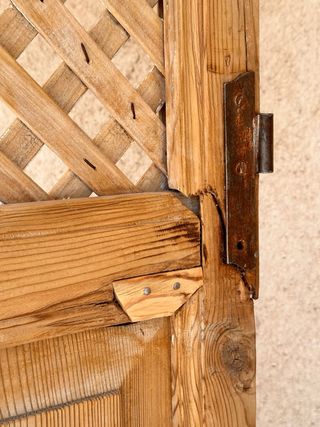 Puerta alacena antigua de madera