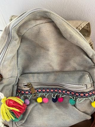 Mochila gris con pompones multicolor