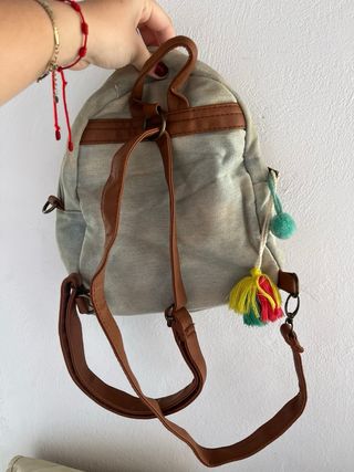Mochila gris con pompones multicolor