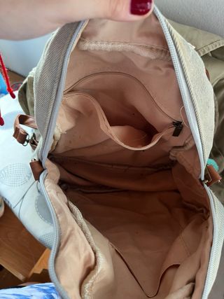 Mochila gris con pompones multicolor