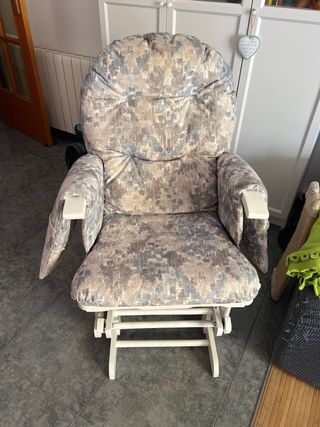 Silla mecedora bebé beige y blanca