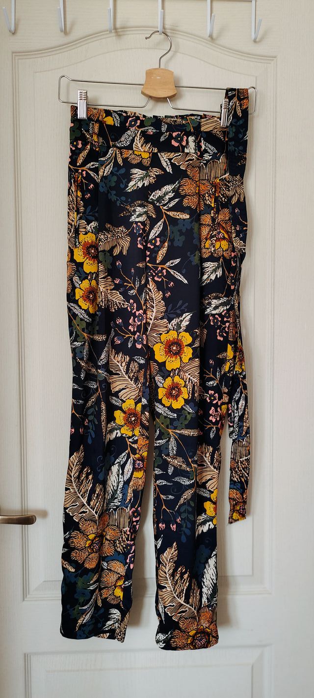 Stradivarius XXS Pantalón saten estampado flores