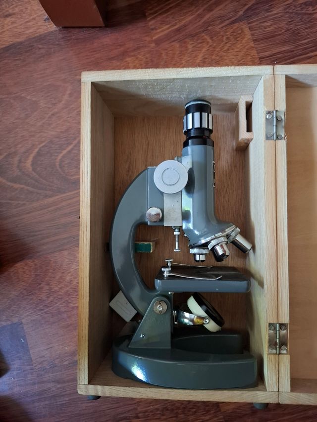 Microscopio antiguo en estuche