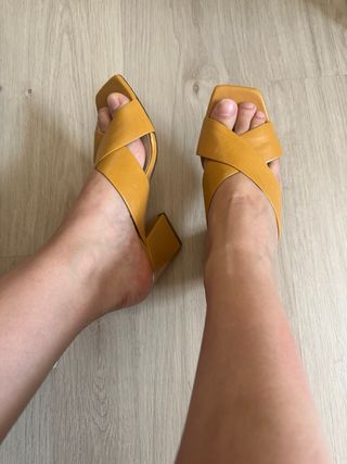 Sandalias amarillas Mint & Rose
