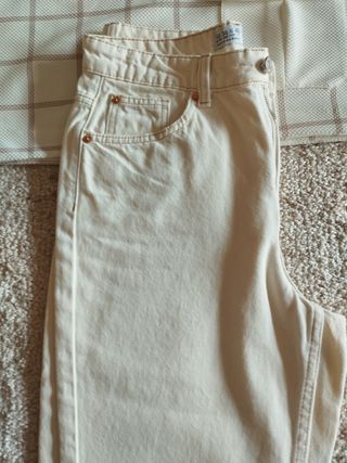 Conjunto beige: pantalón y camisa