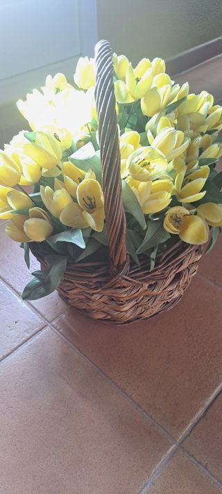 Cesta mimbre flores amarillas