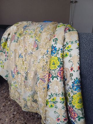 Traje de fallera con falda, corpiños y manteletas.