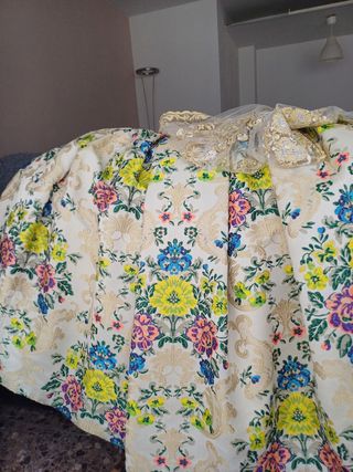 Traje de fallera con falda, corpiños y manteletas.