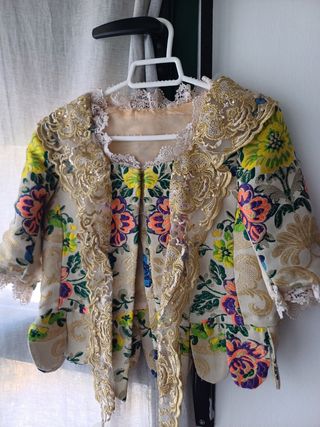 Traje de fallera con falda, corpiños y manteletas.
