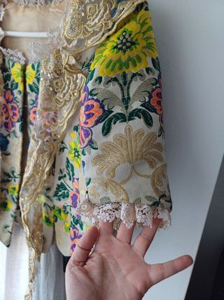 Traje de fallera con falda, corpiños y manteletas.