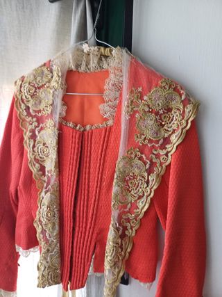 Traje de fallera con falda, corpiños y manteletas.