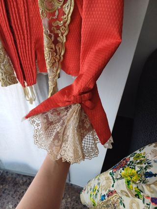 Traje de fallera con falda, corpiños y manteletas.