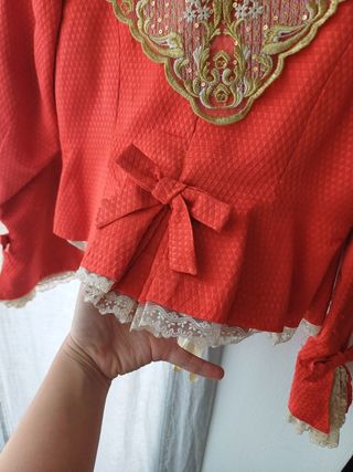 Traje de fallera con falda, corpiños y manteletas.