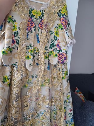 Traje de fallera con falda, corpiños y manteletas.
