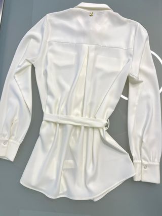 Camisa blanca c/ cinturón