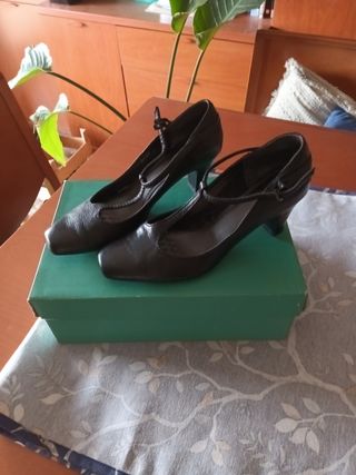 Zapatos Clarks negros tacón bajo