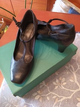 Zapatos Clarks negros tacón bajo