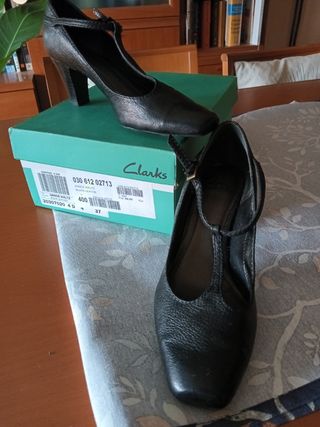 Zapatos Clarks negros tacón bajo