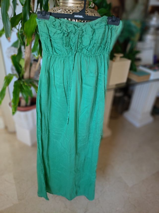 Vestido largo verde  y otro beige.