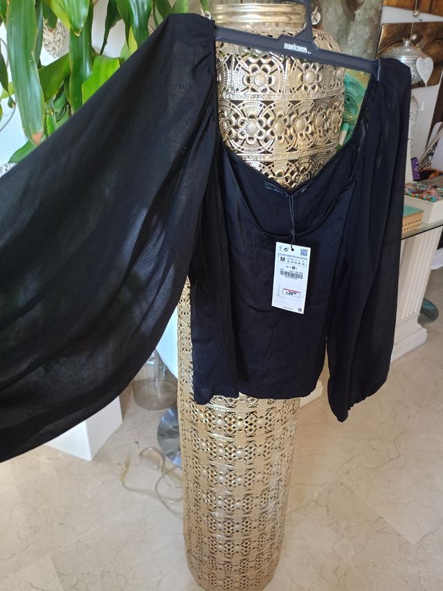 1 Top negro con flecos y bordados.