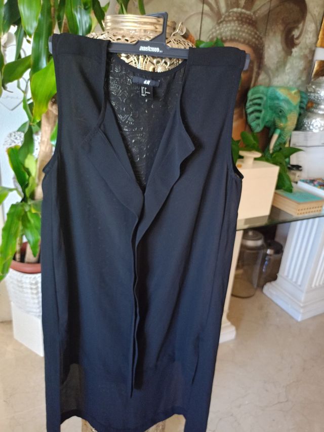 1 Top negro con flecos y bordados.