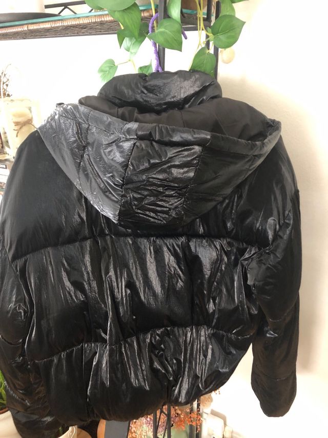 Cazadora acolchada negra brillante