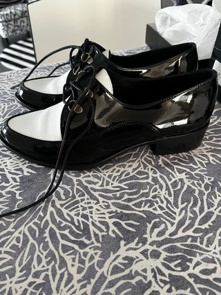 Zapatos bicolor charol 40