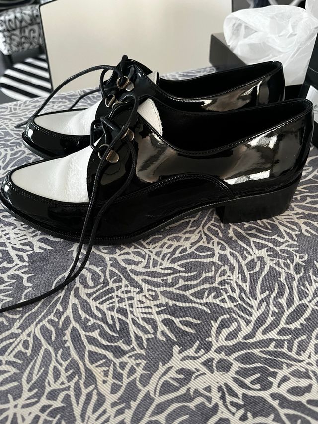 Zapatos bicolor charol 40