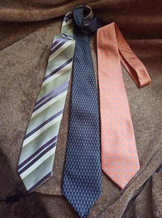Corbatas de diferentes colores